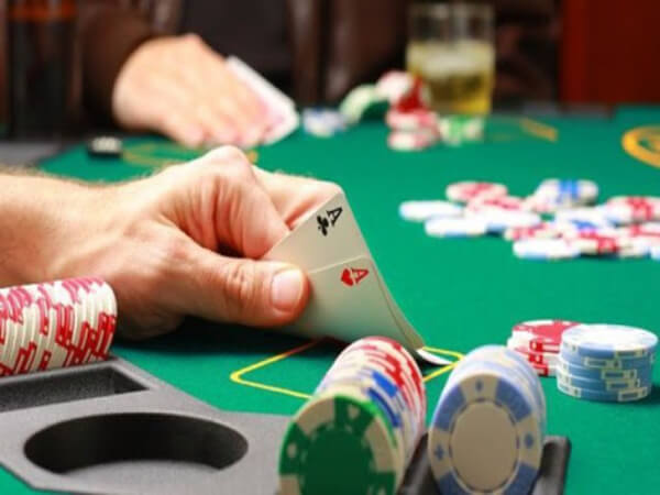 Cách chia bài Poker chuẩn xịn cho lính mới