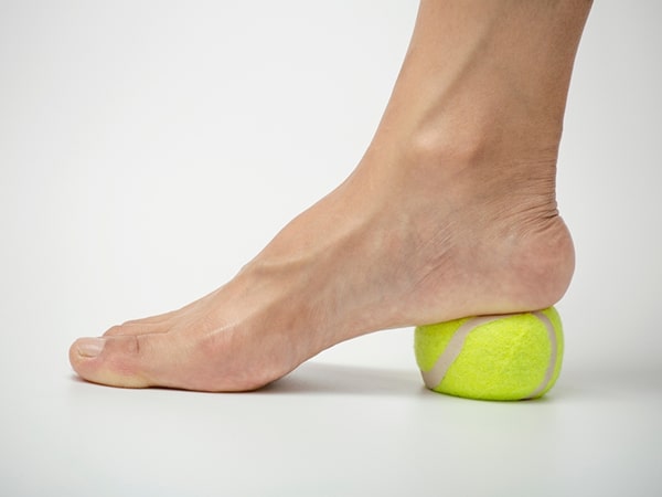 Sử dụng bóng tennis hoặc con lăn chân